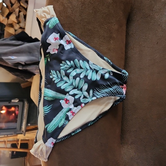 Bikini - Picture 3 of 4